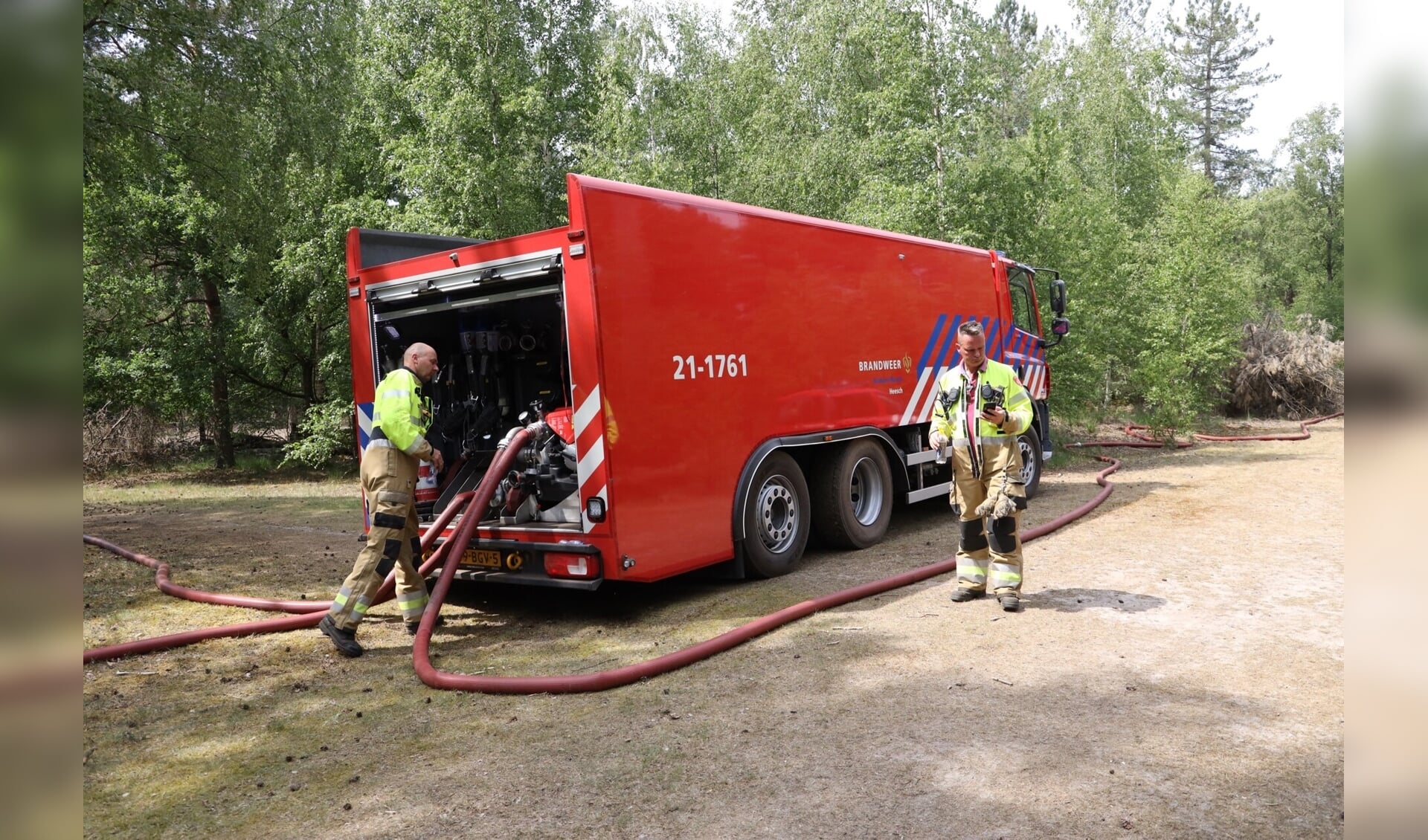 Brandweerkorpsen opgeroepen voor brand in Herperduin. (Foto: Marco van den Broek, Foto Mallo)