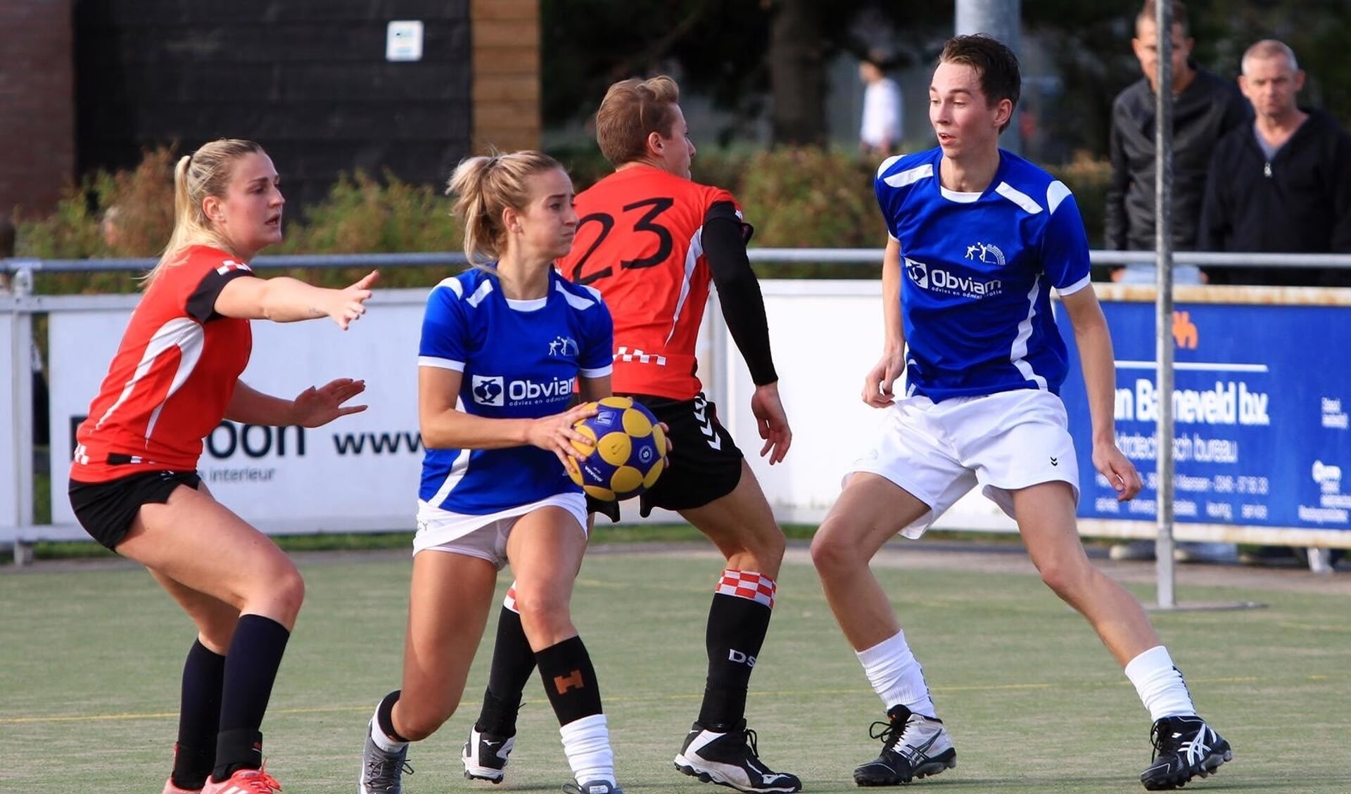 Archieffoto: Korfbalster Vos links in het rood in actie voor DSC