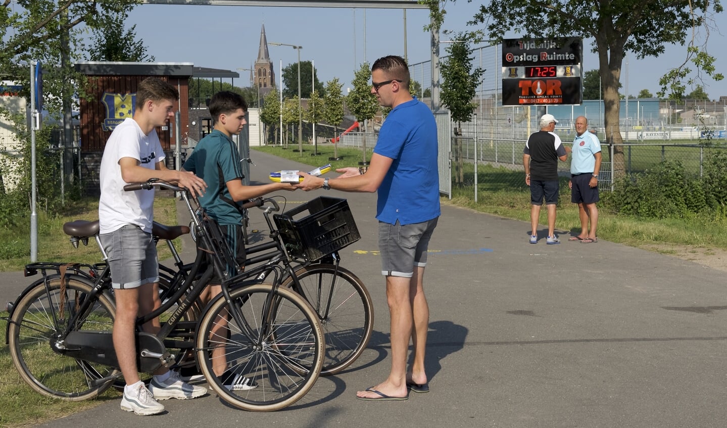 'Drive-thru bedanksessie' voor vrijwilligers Berghem Sport. (Foto: Ad Megens)
