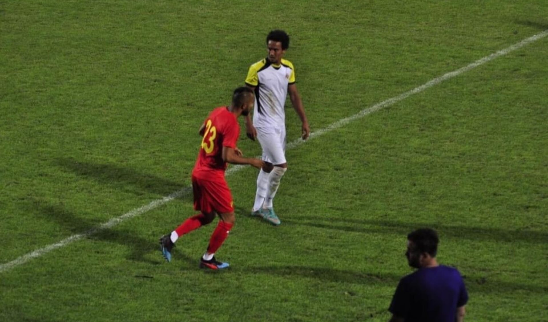 Oefenwedstrijd van Menemenspor tegen Göztepe. Telli in het wit met naast hem voormalig Galatasary-speler Yasin Öztekin.