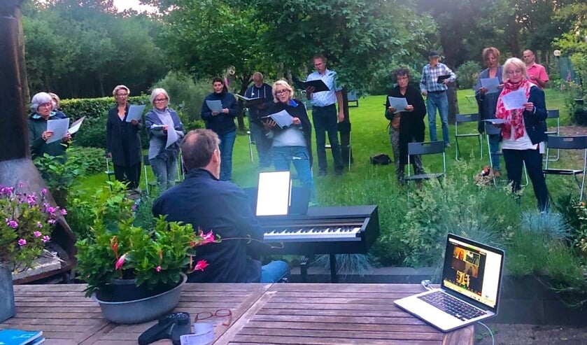<p>Koor Karakter repeteerde in de coronatijd zelfs in de tuin.</p>