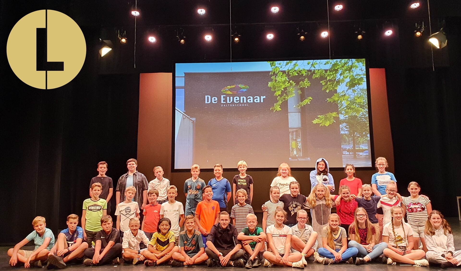 Leerlingen van De Evenaar in theater De Lievekamp.