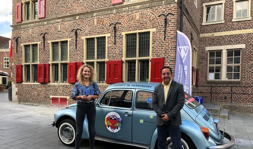 Initiatiefneemster Dominique Bartels en wethouder Rob Janssen bij de prachtige blauwe Kever.