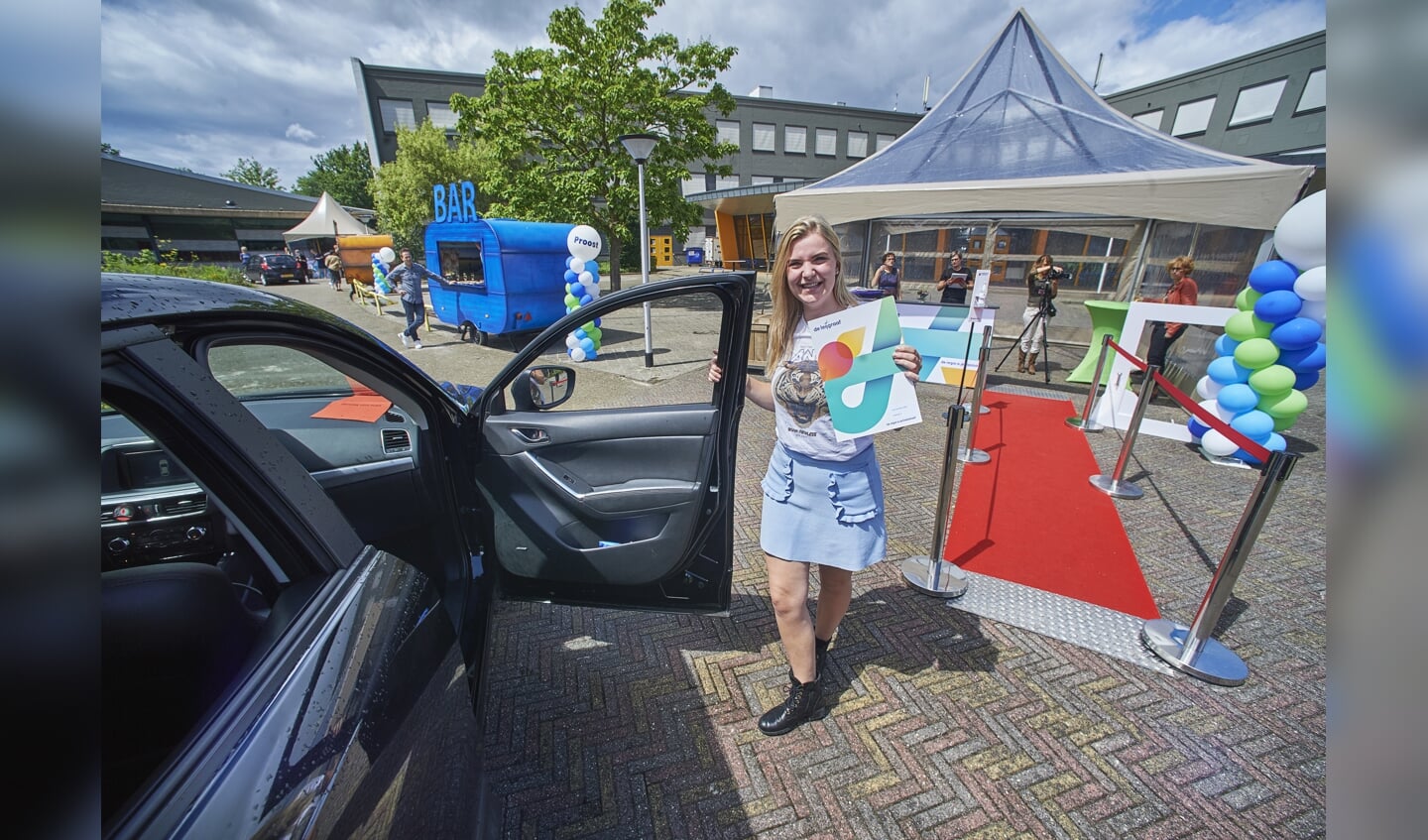 Drive-In diploma-uitreikingen bij De Leijgraaf aan de Muntelaar in Veghel.  Op de foto Eline van Wessel. 