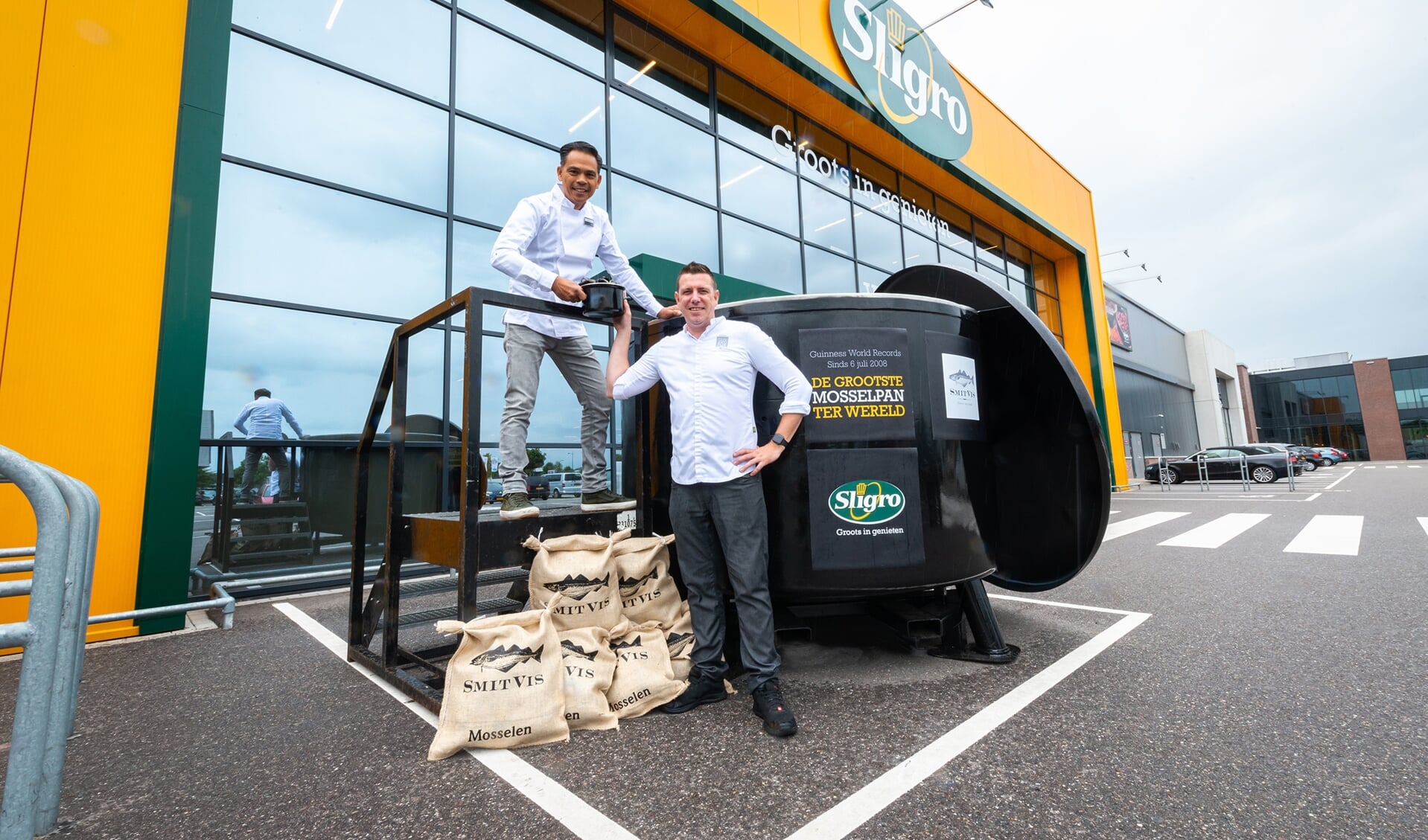 Marcel Guldenaar (links, culinair adviseur Sligro Veghel) overhandigt Joppe Sprinkhuizen (rechts, eigenaar Silly Fox Veghel) het eerste pannetje mosselen.