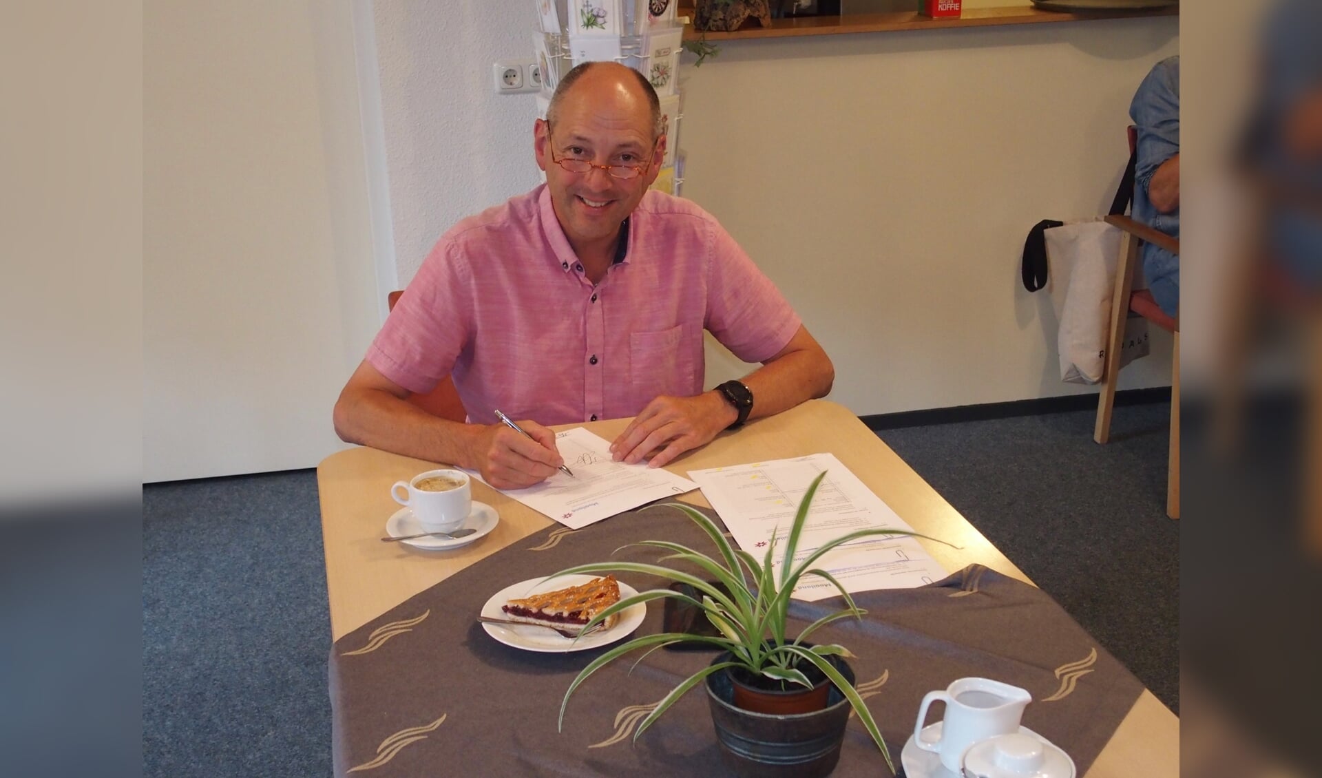 De ondertekening door Karel van der Velden, de Voorzitter van Stichting LOL.