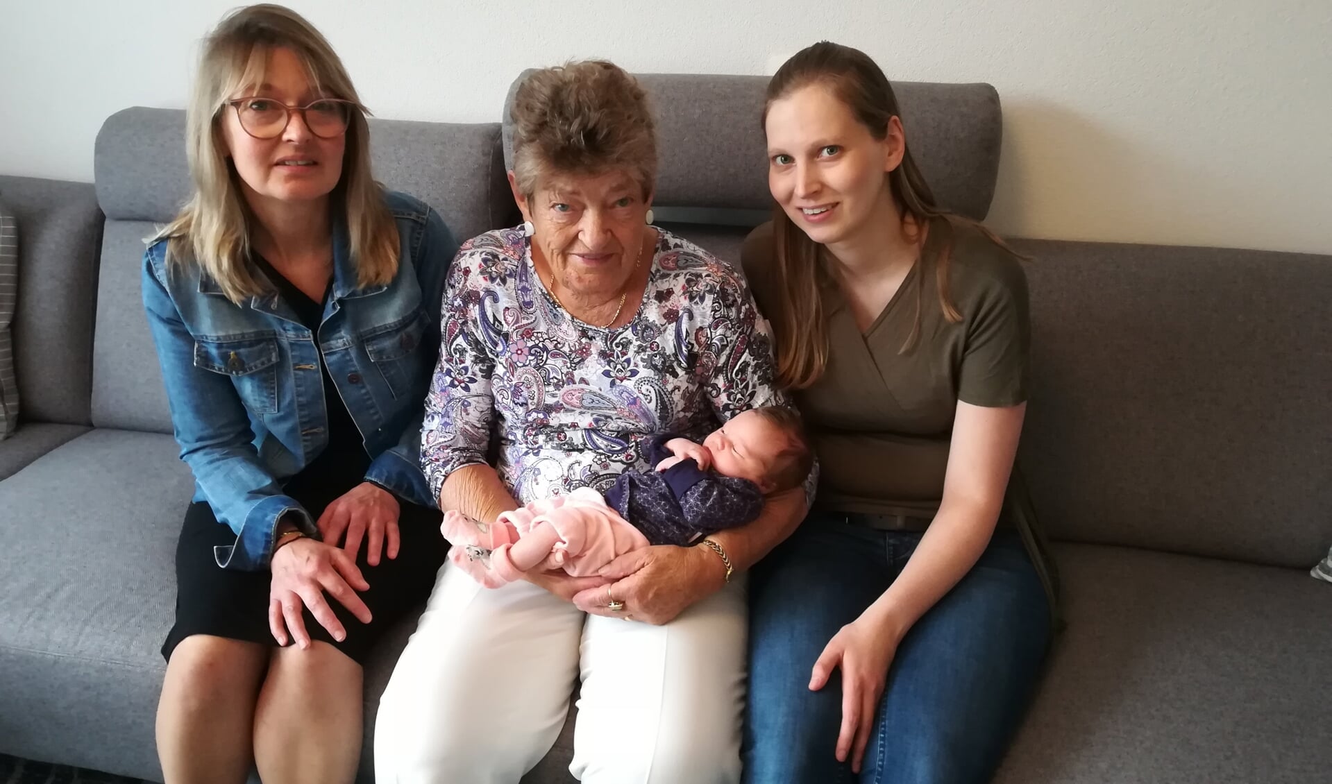 Op deze foto is Vesper een week oud, met haar mama Fabienne, haar oma Ineke en haar overgrootmoeder Annie.