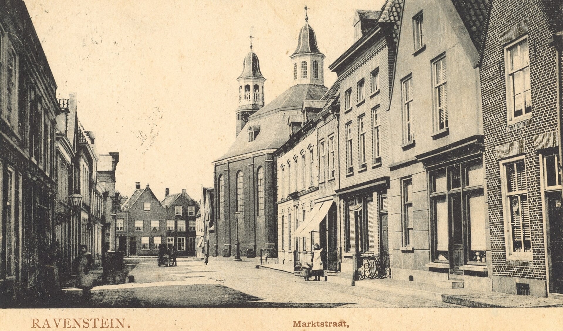 Een ansichtkaart van de Markstraat in Ravenstein, aan het begin van de vorige eeuw, met de Sint-Luciakerk prominent in beeld. (Collectie Stadsarchief Oss)