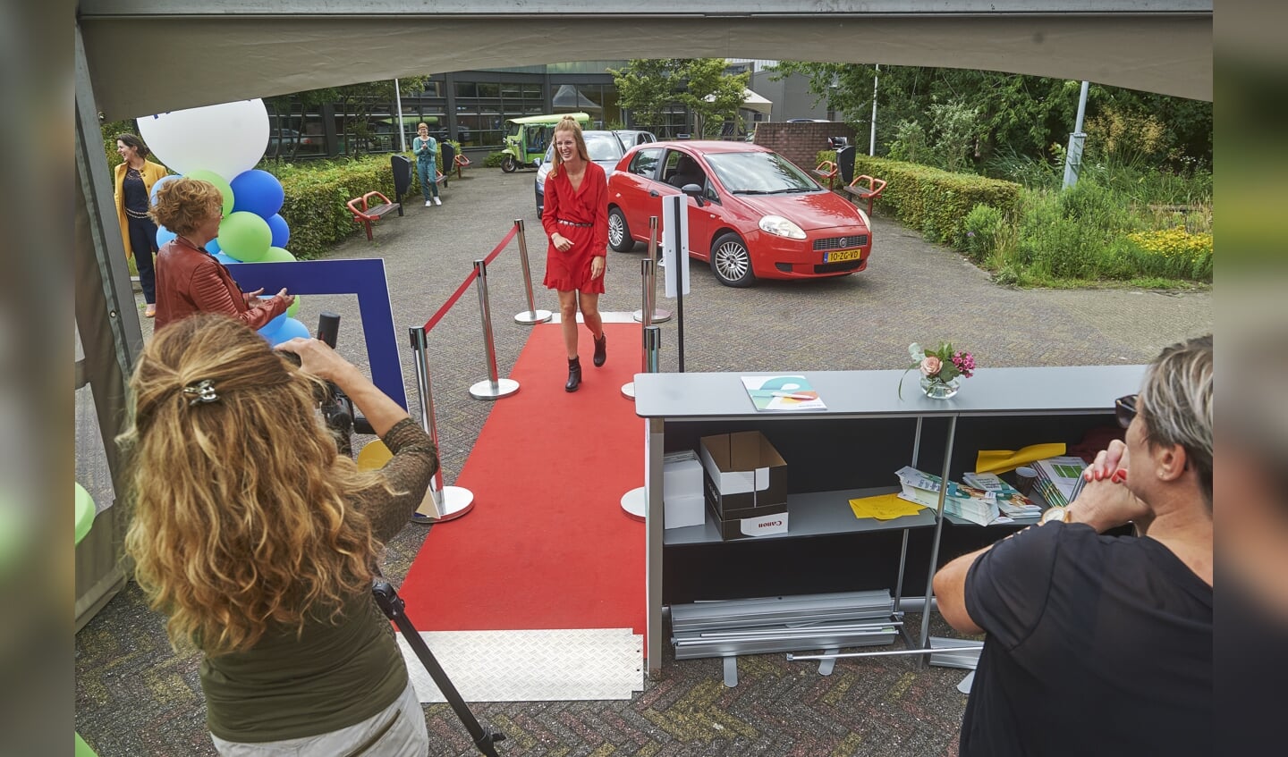 Drive-In diploma-uitreikingen bij De Leijgraaf aan de Muntelaar in Veghel.