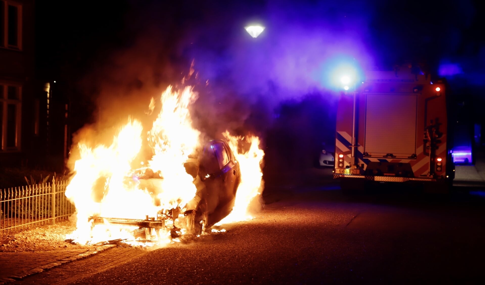 Aan de Sebastianusweg in Vianen is in de nacht van zaterdag op zondag een auto uitgebrand. De politie gaat uit van brandstichting.