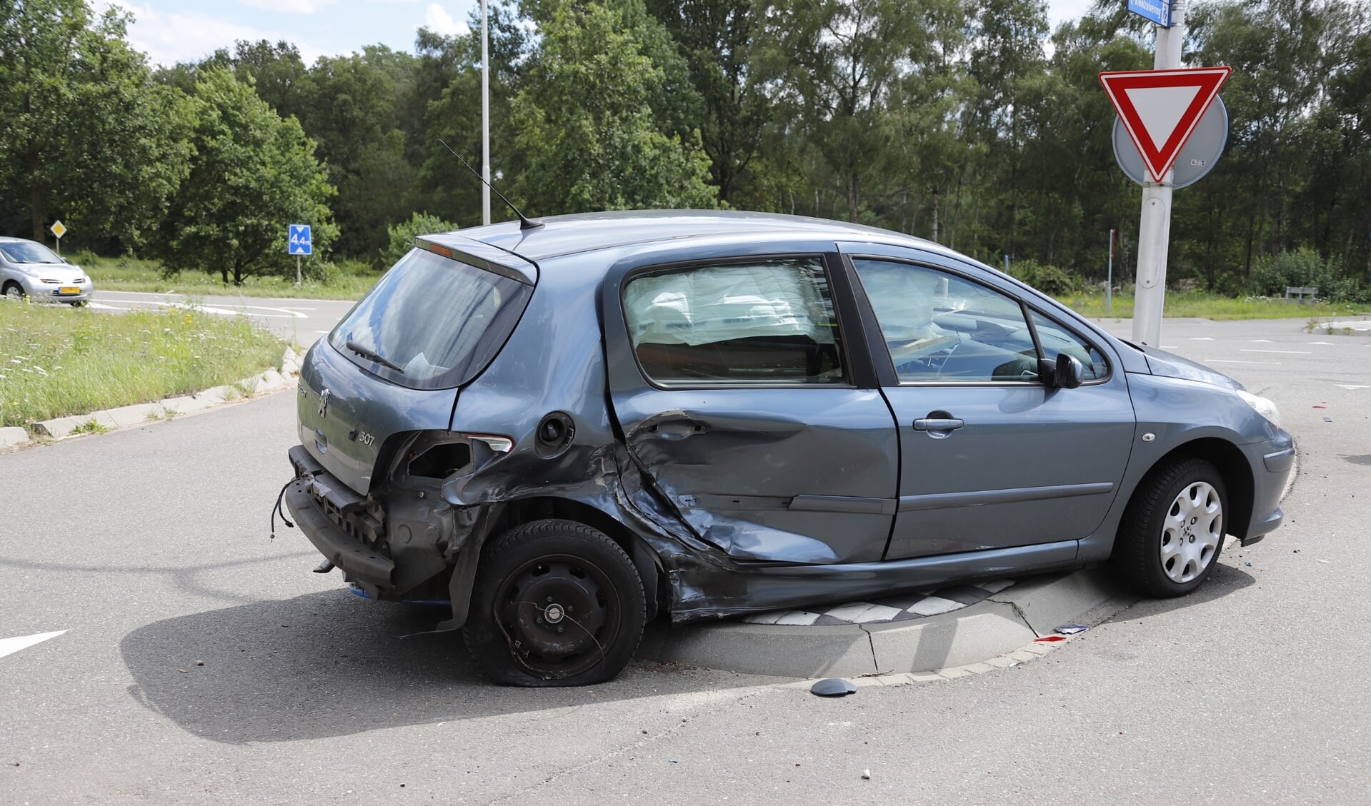 Zowel deze Peugeot als de auto van de andere bestuurder zijn door het ongeval flink beschadigd geraakt.