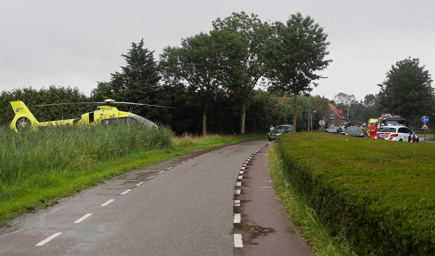 Drie auto's botsen op Dorpenweg in Ravenstein. (Foto: Gabor Heeres, Foto Mallo)