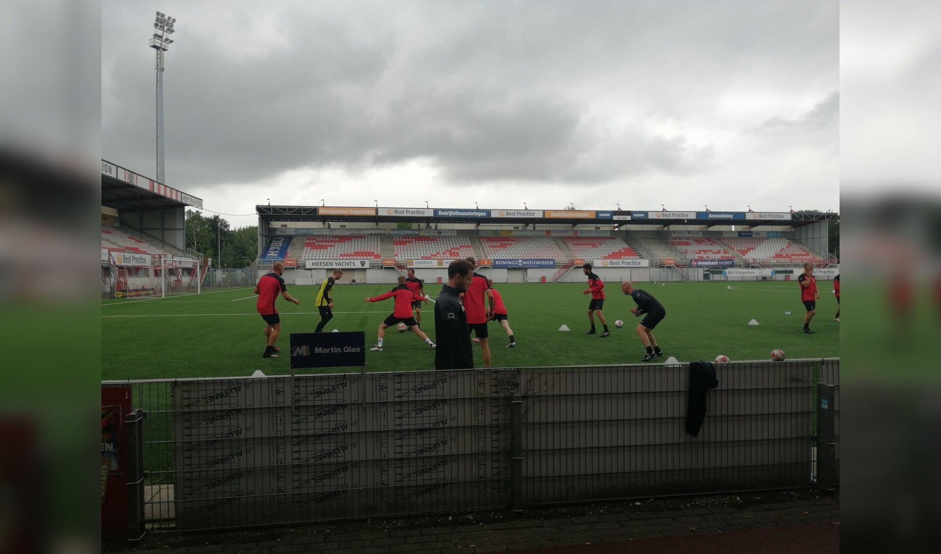 Jan Lammers (links) op de training.