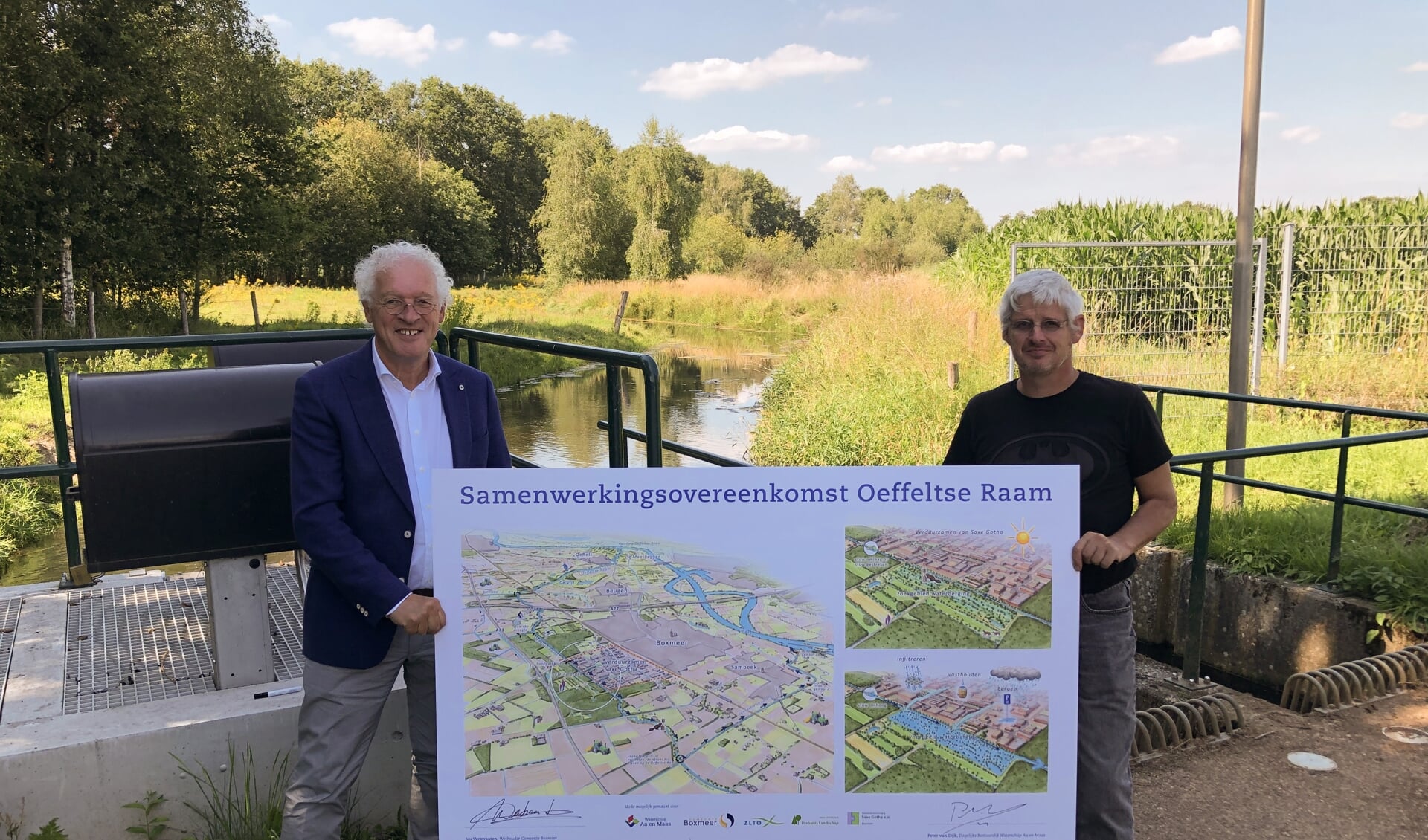 Wethouder Jeu Verstraaten heeft samen met Peter van Dijk van waterschap Aa en Maas, de samenwerkingsovereenkomst voor de aanpak van de Oeffeltse Raam ondertekend.