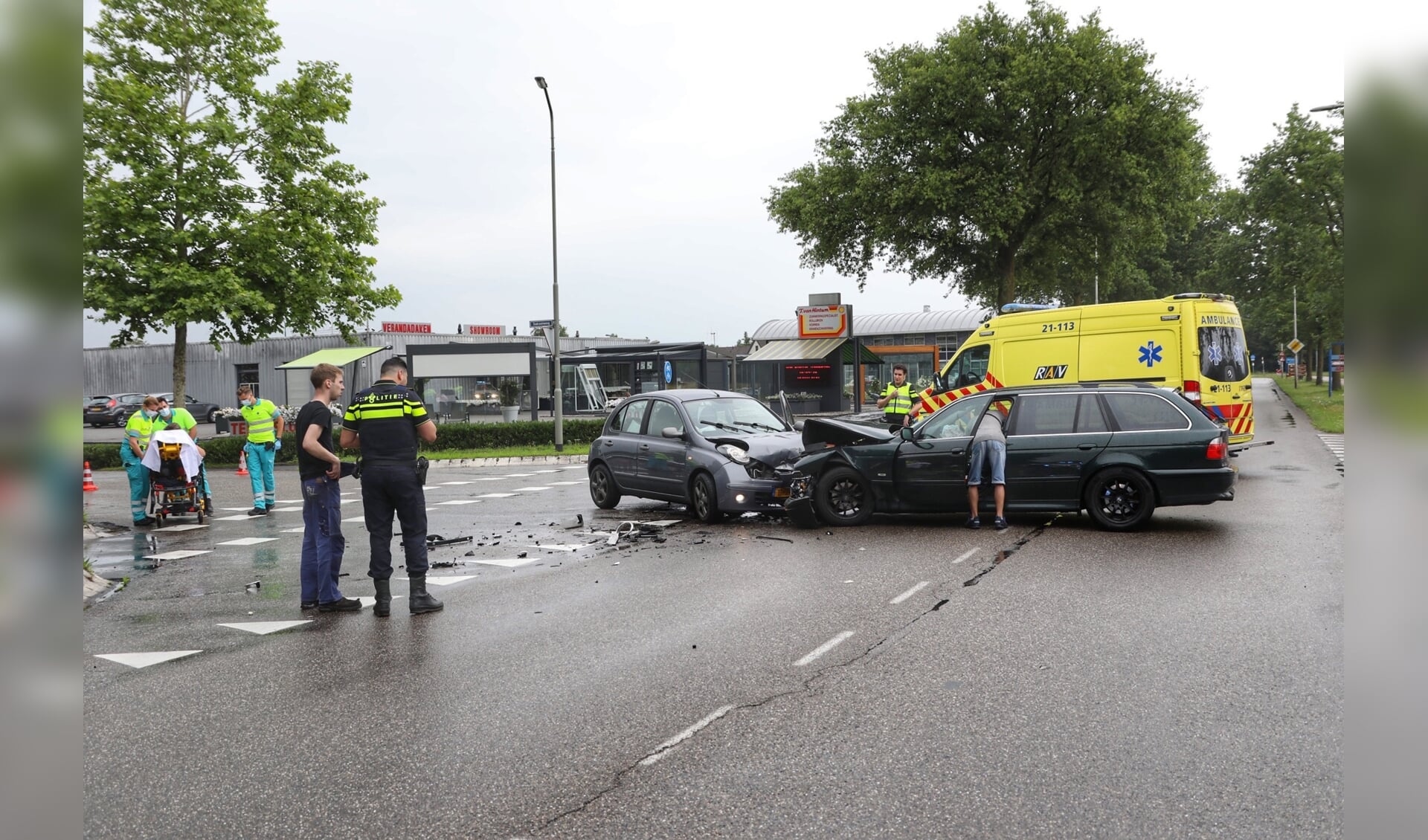 Gewonde bij botsing tussen twee auto's op Hartog Hartogsingel. (Foto: Gabor Heeres, Foto Mallo)