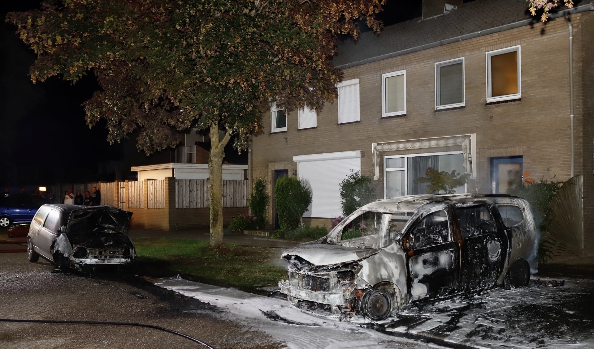 Afgelopen nacht zijn er aan de Doctor Ariënstraat in Gennep twee auto’s volledig afgebrand.