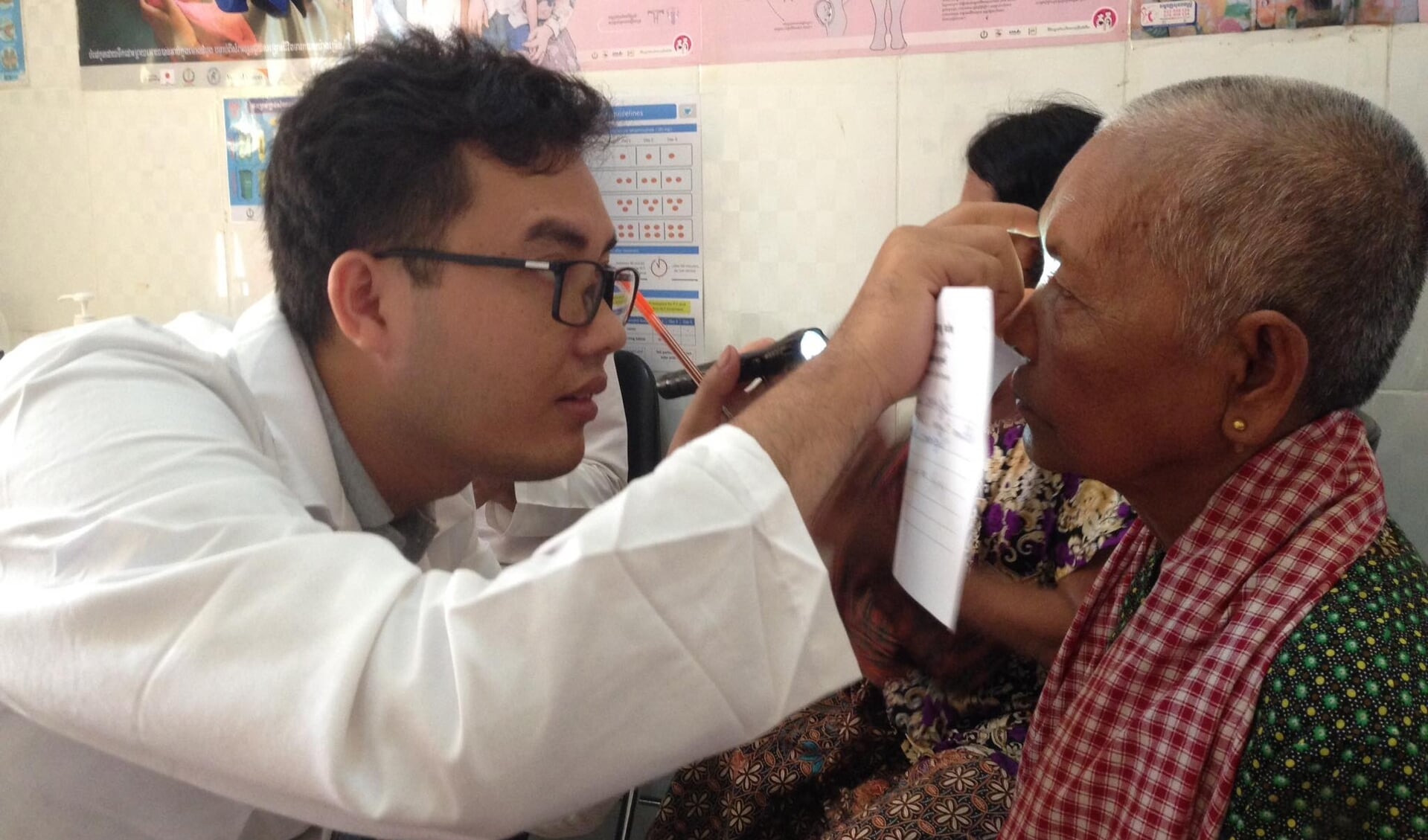 Oogmetingen in de oogkliniek in Kep, Cambodja. 