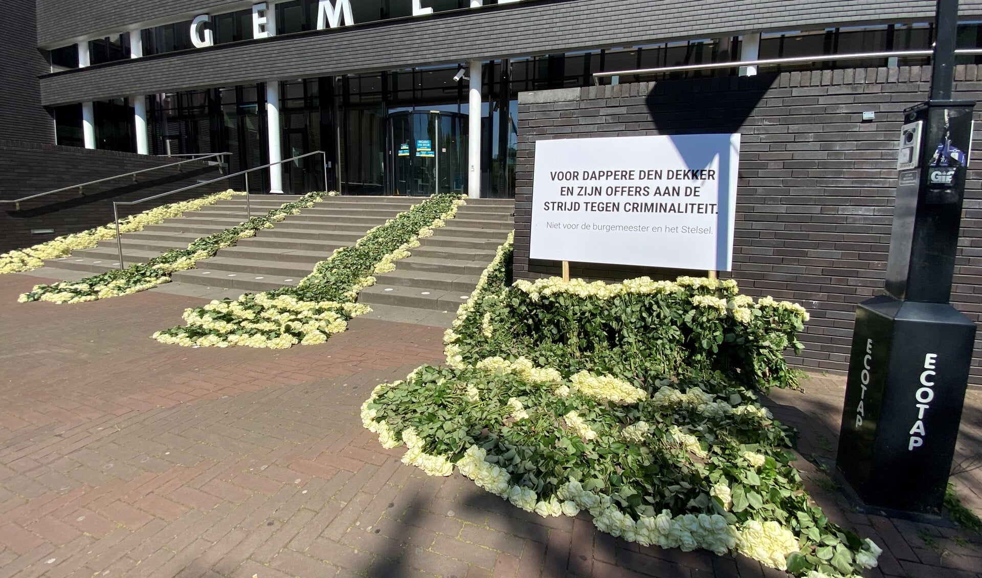 De bloemenzee bij de ingang van het gemeentehuis (foto Hans van der Poel).