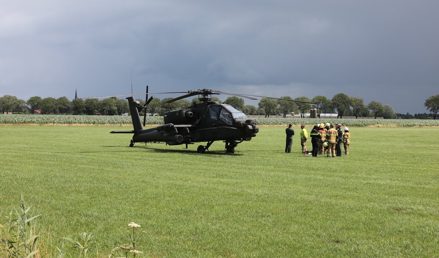 Apache-helikopter van defensie maakt voorzorgslanding in weiland Lith. (Foto: Charles Mallo, Foto Mallo)