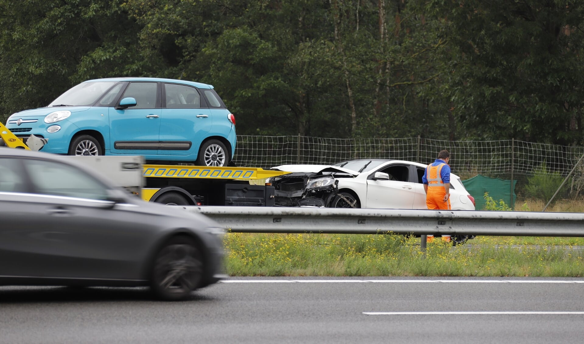 De auto's betrokken bij de kop-staart botsing worden weggesleept. (foto: SK-Media)