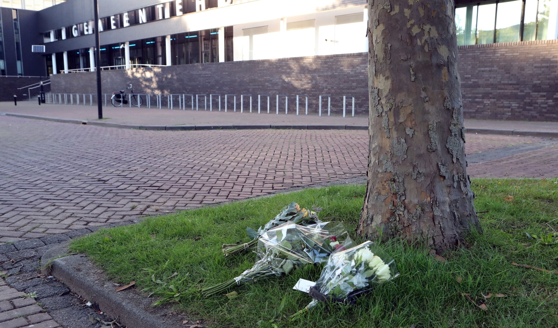 Oss, bloemen bij de plek waar vanochtend Arie den Dekker zich zelf in brand  heeft gestoken, achter het gemeentehuis.