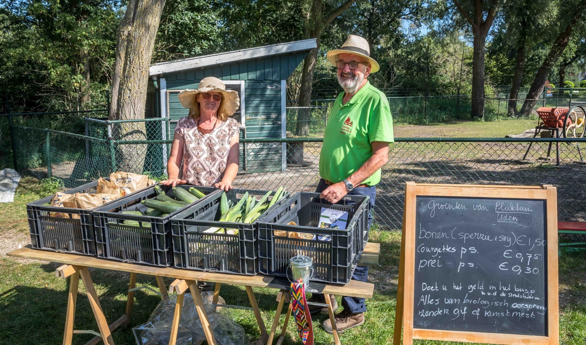 Yvonne Ree verkoopt biologische groenten. (foto: Peter Noy)