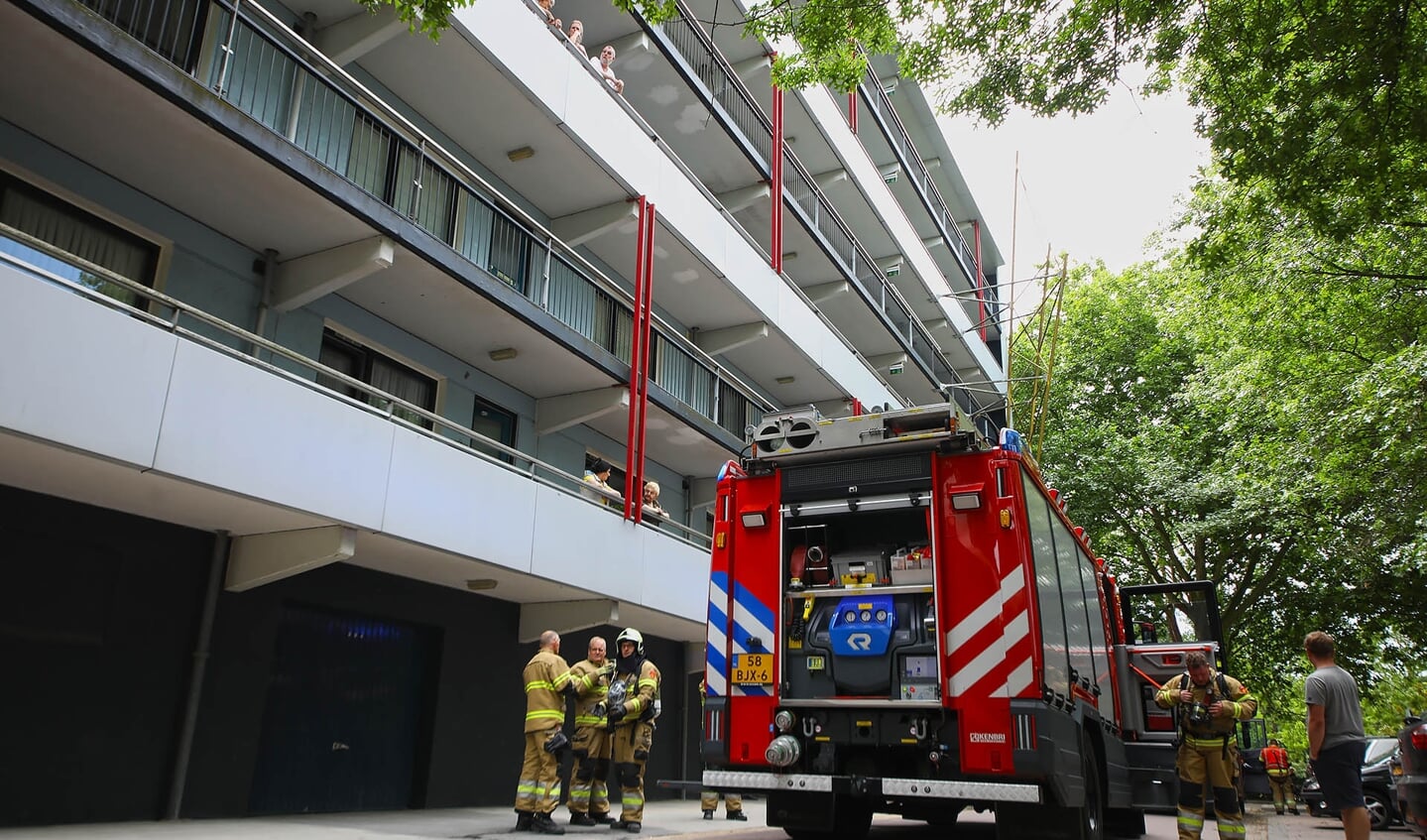 Brandweer in Anna van Schuurmanstraat. (Foto: Gabor Heeres, Foto Mallo)
