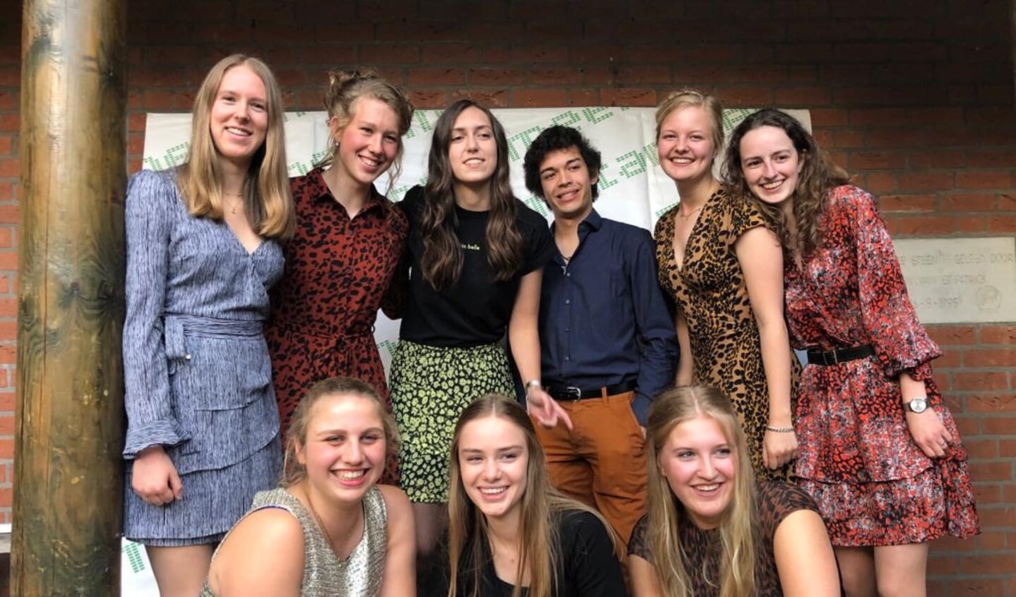 Yara Willems, Annemieke Thijssen, Renske van den Berg, Andrew Doorakkers, Britt Logtens, Iny Arts (bovenste rij) en Sofie van Geffen, Vera Laarakkers en Brechje Brauer (onderste rij).