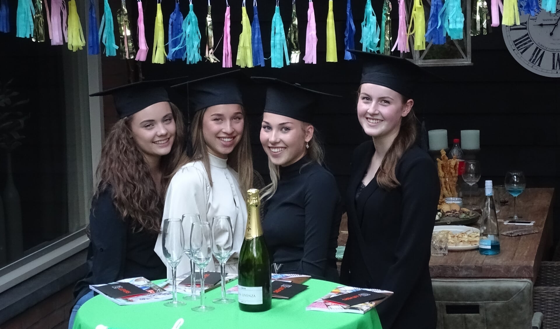 Britt Janssen, Demi Verhoeven, Sil van Meijel en Noor Takken en hun families vierden samen het behalen van hun diploma vmbo theoretisch-gemengd.