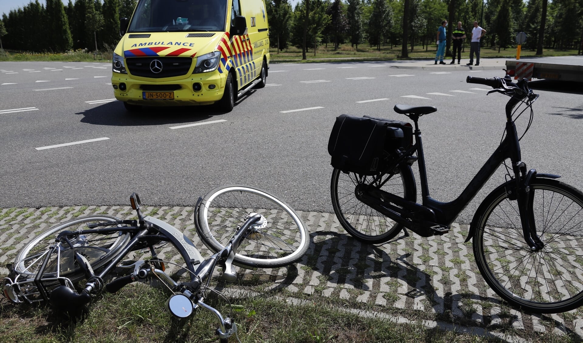 De fietser is door de botsing gewond geraakt.