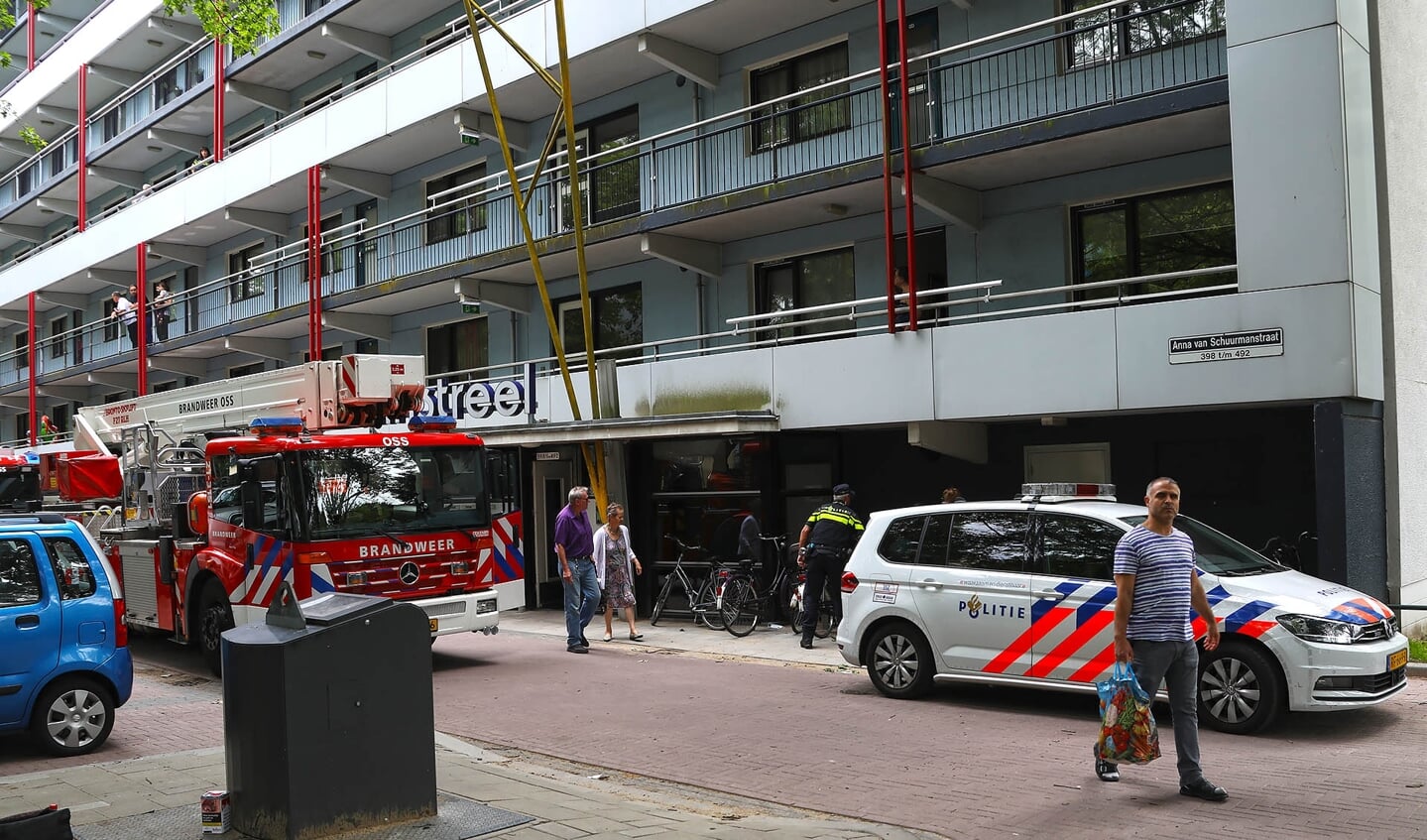 Brandweer in Anna van Schuurmanstraat. (Foto: Gabor Heeres, Foto Mallo)