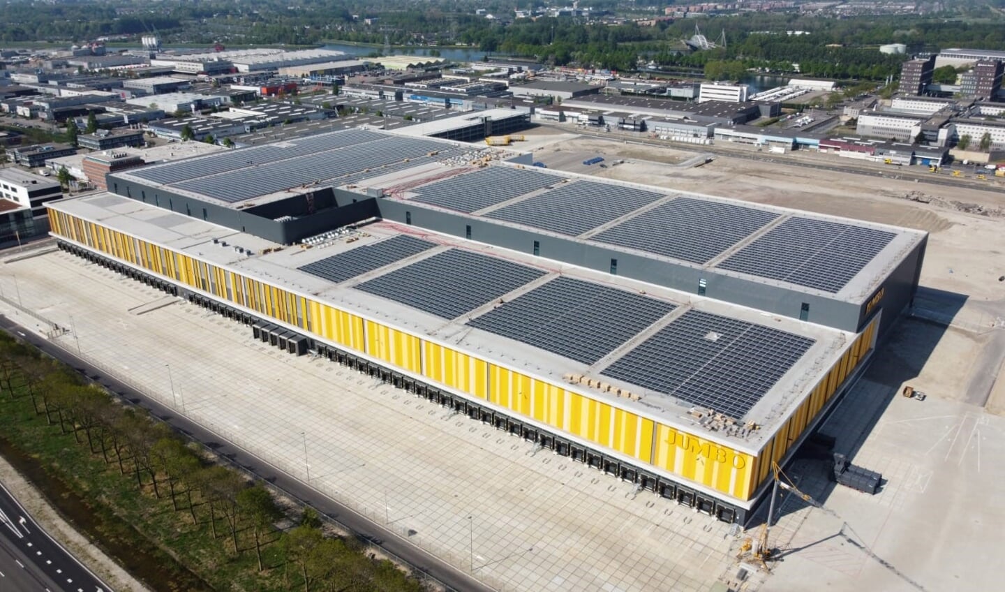 Op het dak van het nationaal distributiecentrum van Jumbo te Nieuwegein liggen zo’n 13.500 zonnepanelen. Samen leveren ze 4,4 megawatt aan energie op, vergelijkbaar met energie voor ruim 1.200 huishoudens. De energie wordt terug geleverd aan het NDC.