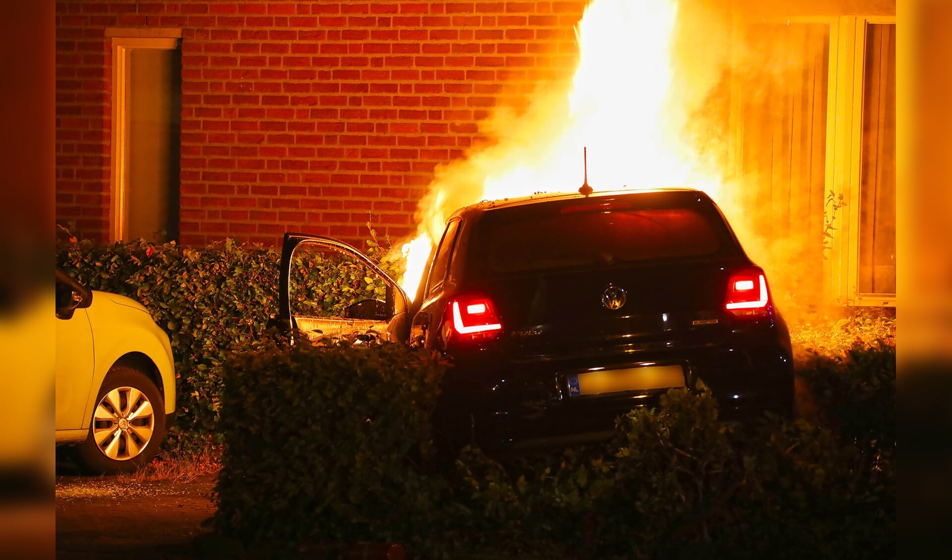Auto brandt uit aan Begijnenstraat in Oss.