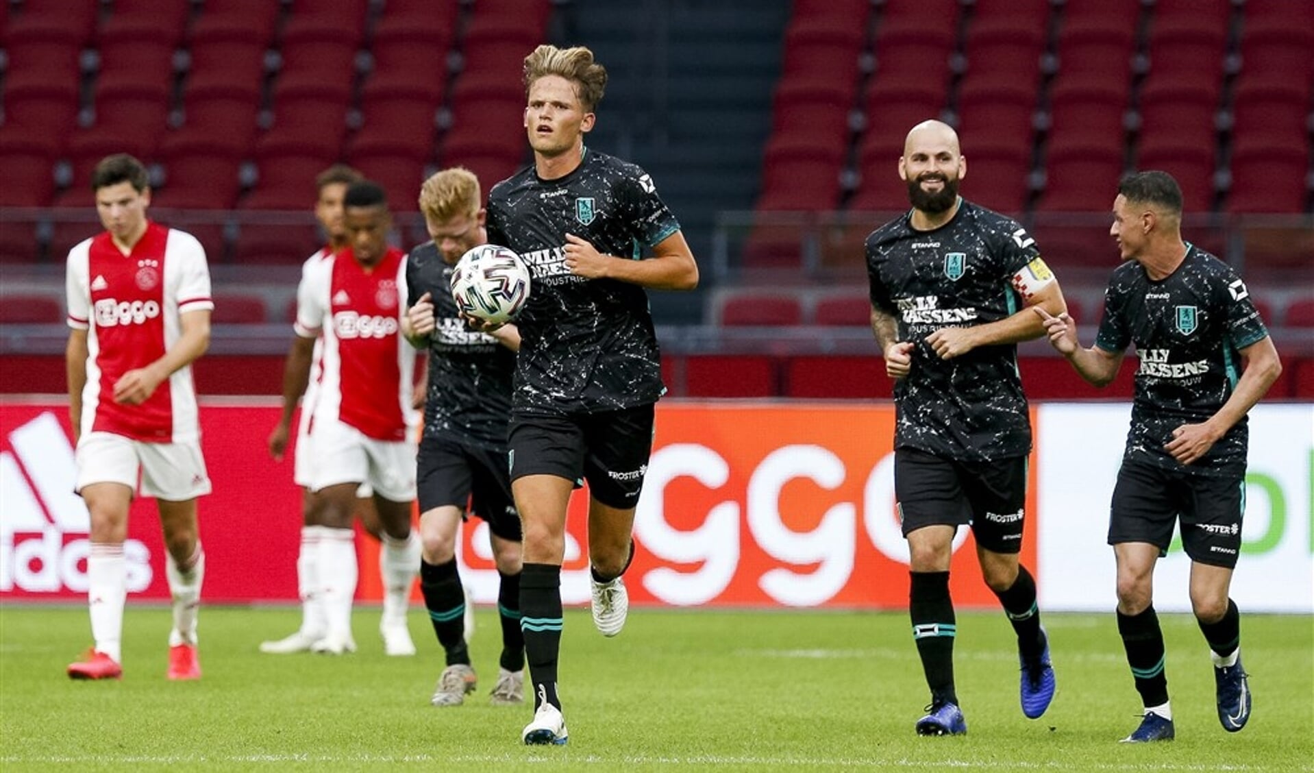 Teun van Grunsven na zijn goal tegen Ajax. (Foto: RKC)