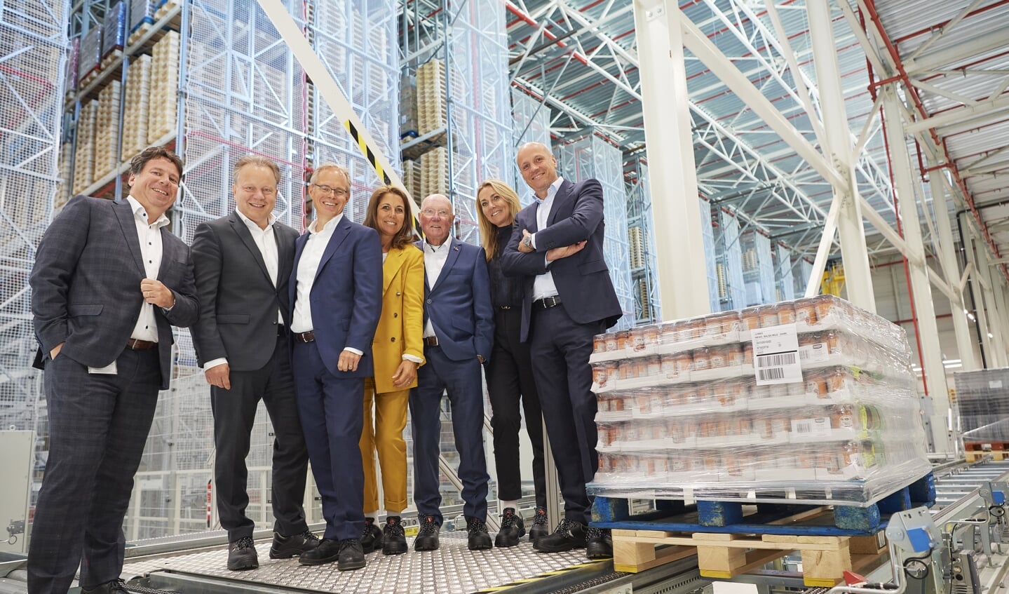 De familie Van Eerd en Raad van Bestuur van Jumbo samen met Karel de Jong, directeur Supply Chain (links), in NDC Nieuwegein.