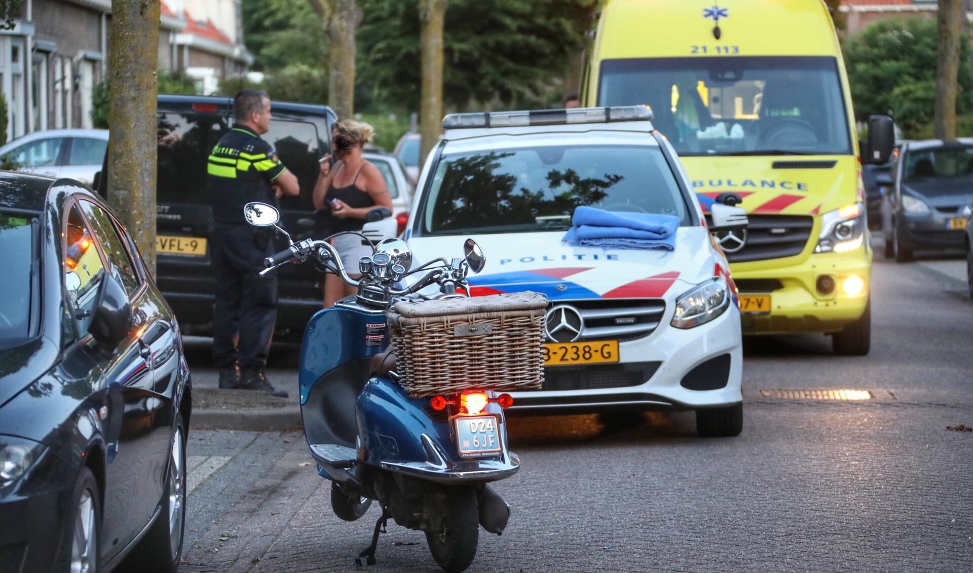Vrouw gewond bij ongeval op Katwijkstraat. (Foto: Gabor Heeres, Foto Mallo)