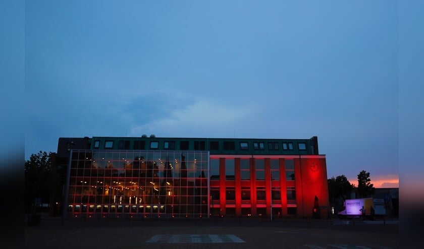 <p>Het Cuijkse gemeentehuis kleurde rood in het kader van #WeMakeEvents (Foto: Ten Haaf Fotografie)</p>