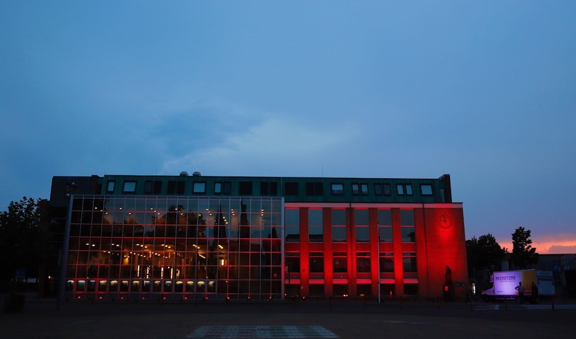 Het Cuijkse Primetime Eventtechniek en Eventstyling heeft in het kader van de actie #WeMakeEvents het gemeentehuis in Cuijk rood verlicht.
