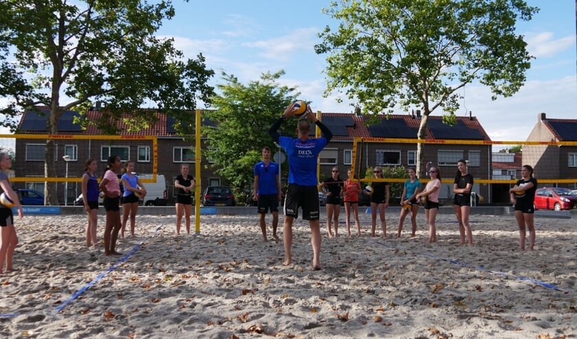 Internationals Stefan Boermans en Yorick de Groot brengen beachvolleybal "tricks & skills" bij.  