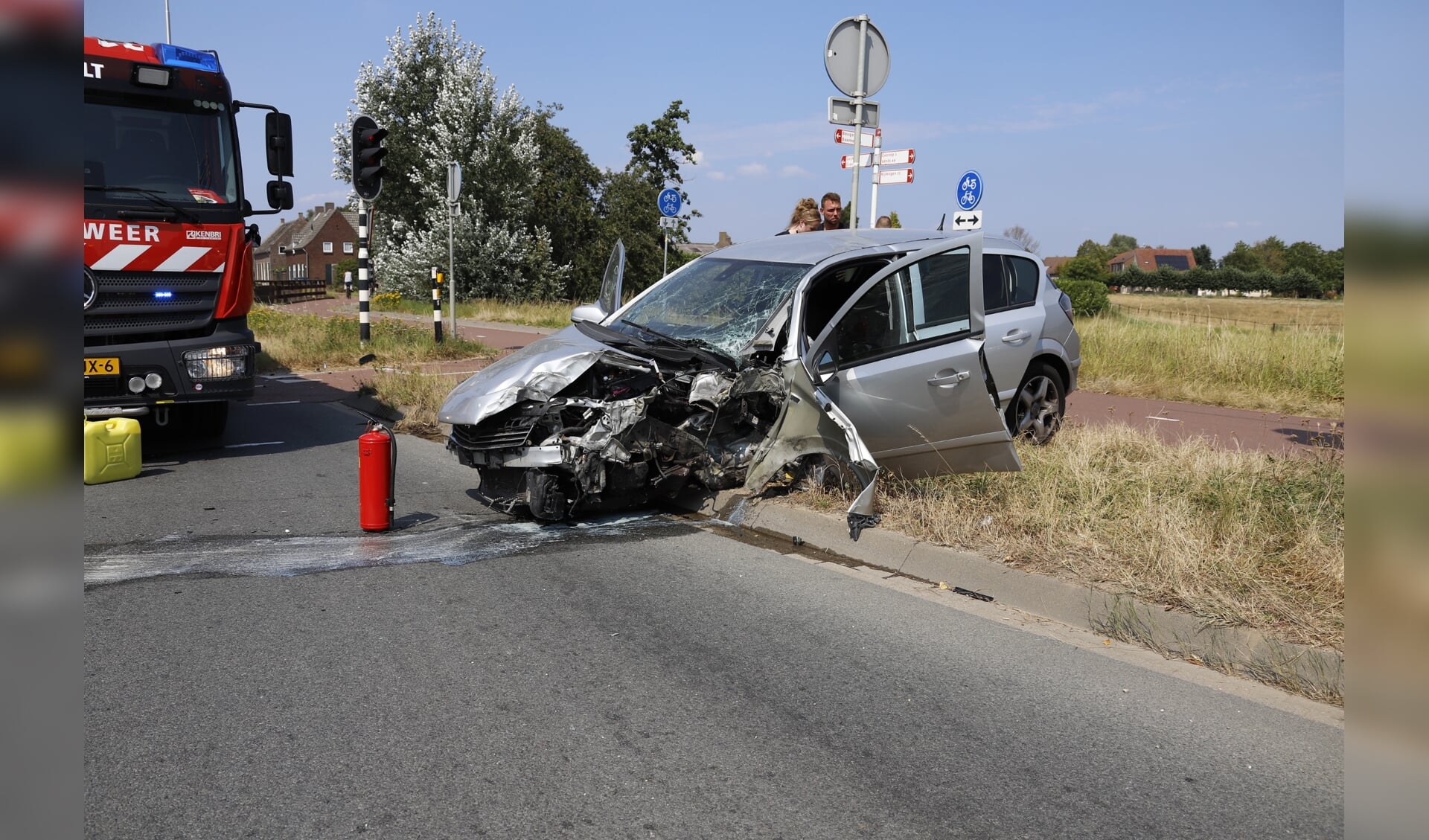 Een automobilist is woensdagmiddag door nog onbekende oorzaak tegen de paal van een verkeerslicht aangereden.