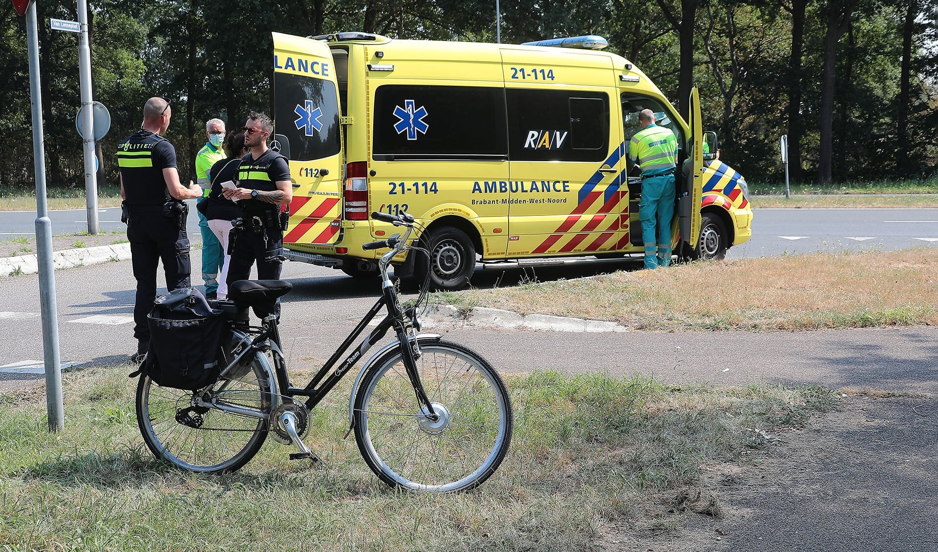 Fietser gewond bij ongeval op Ruwaardsingel. (Foto: Charles Mallo/Foto Mallo)
