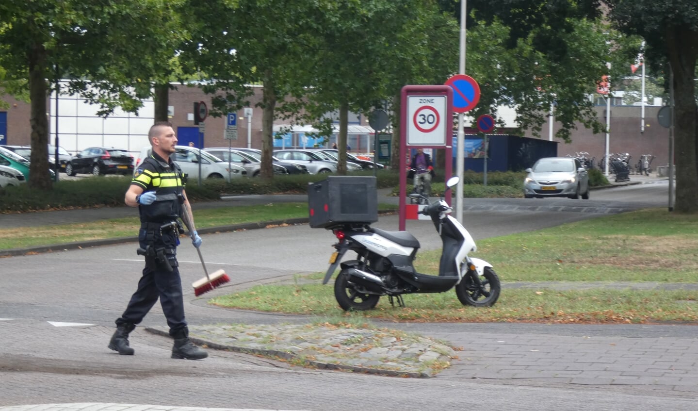 Scooterrijder valt op Brederostraat. (Foto: Thomas)