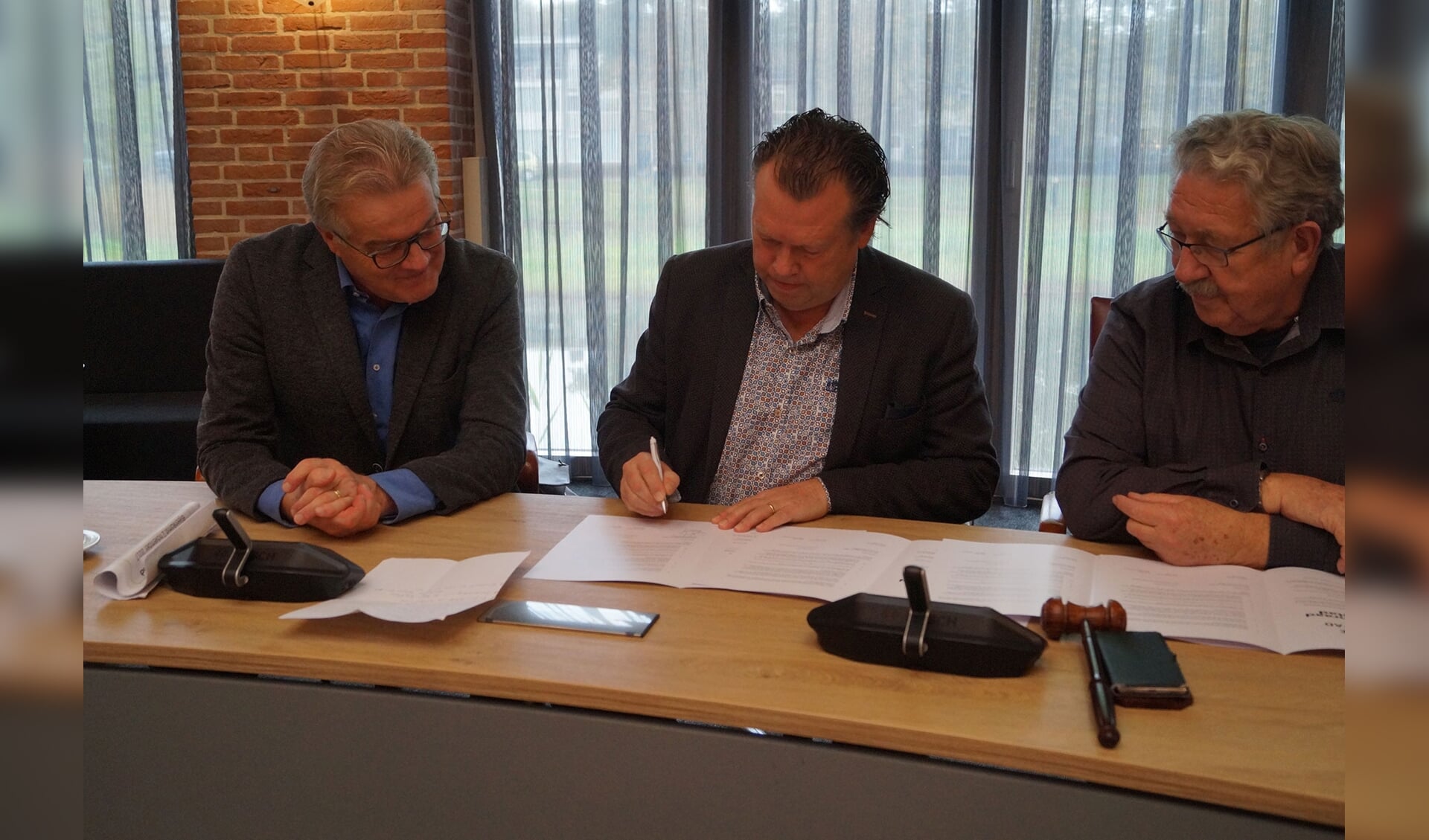 Wim van Meijl (L) samen met oud-wethouder Eus Witlox en Ben Merx (R) tijdens de ondertekening van het convenant tussen de gemeente Meierijstad en de Seniorenraad Meierijstad.