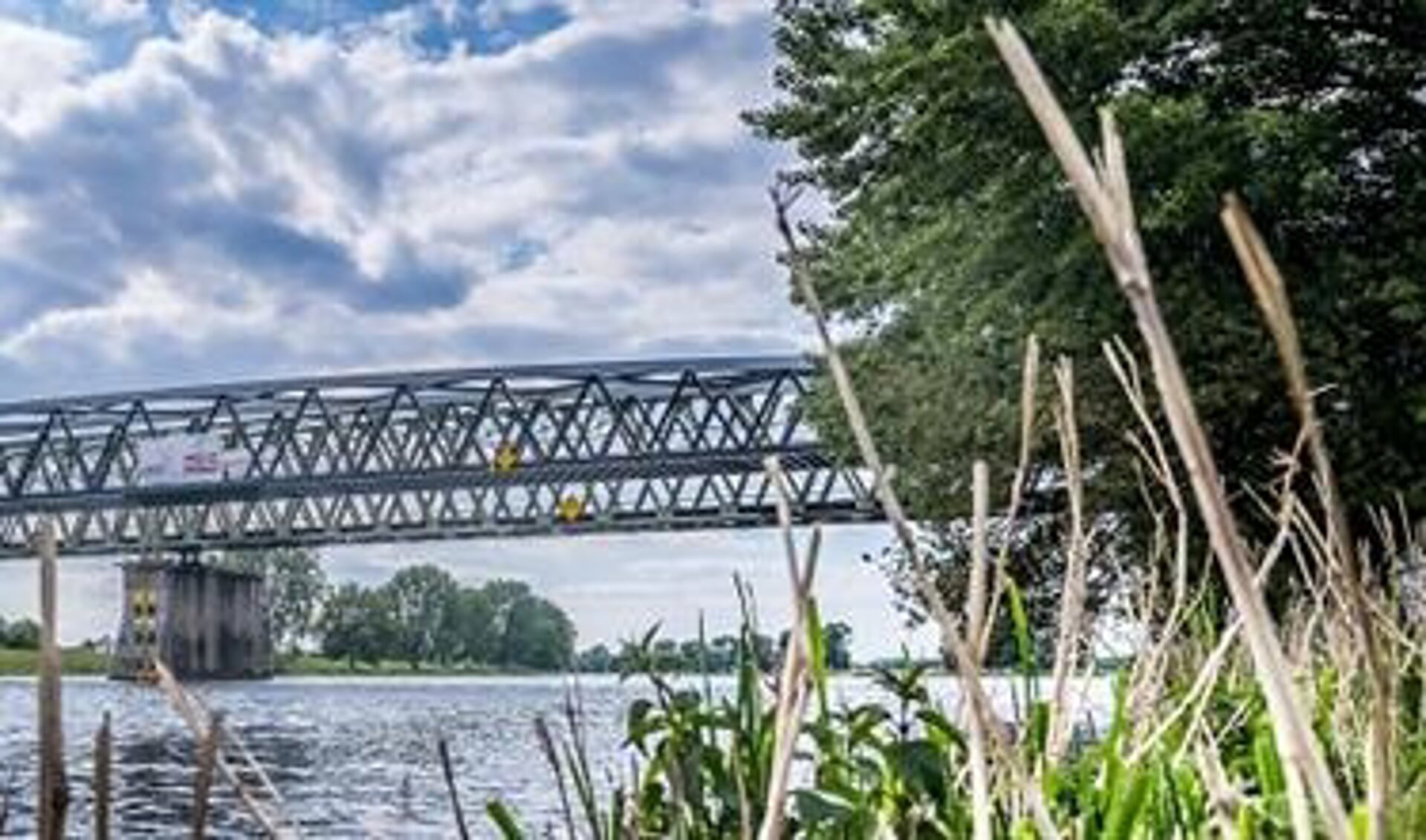 Onderdeel van het MaasWaalpad is een nieuwe brug over de Maas, De Maasover