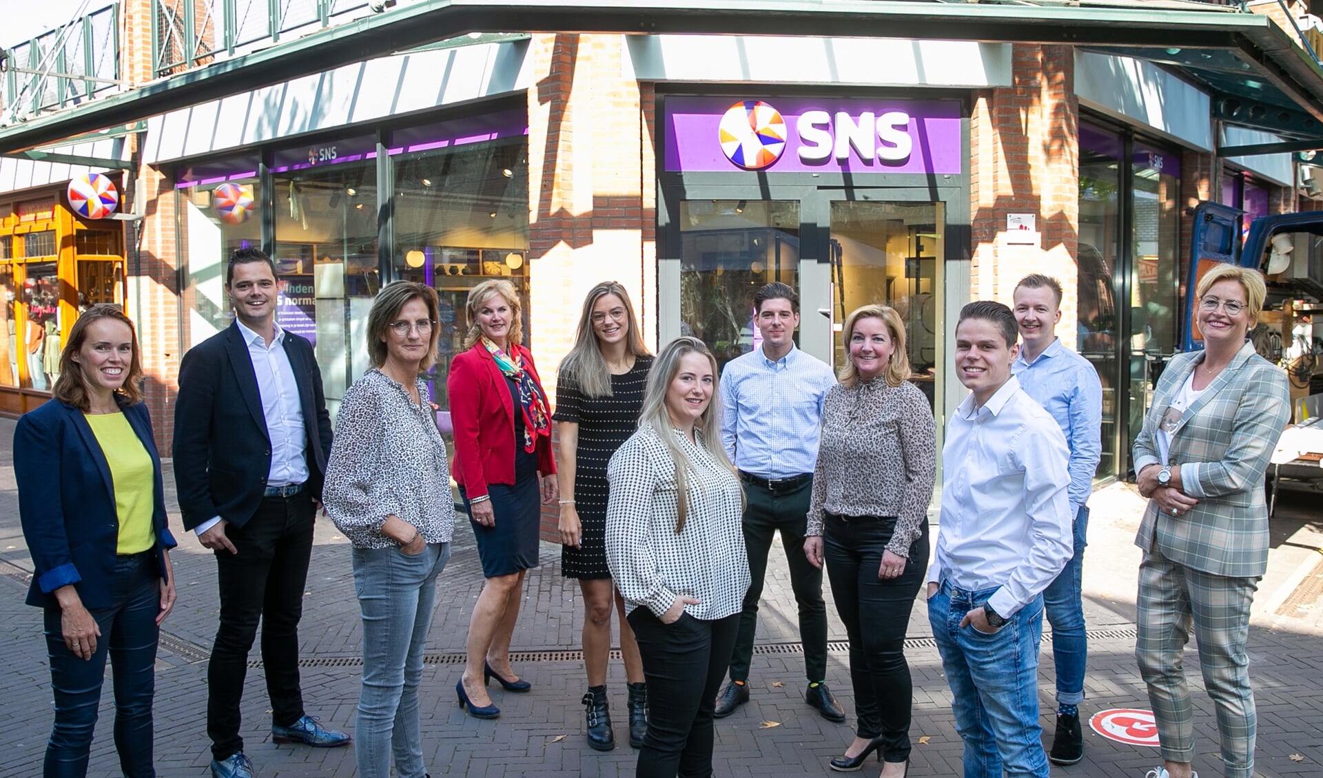 Het gehele team van SNS Bank Uden, Schijndel en Rosmalen. (foto: Ad van de Graaf)