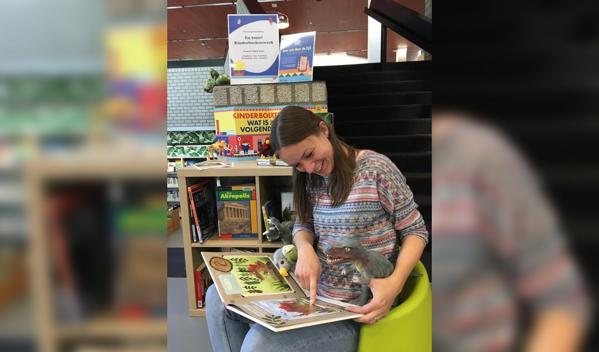 Kinderen leren over paleontologie tijdens de workshop Dino's. 