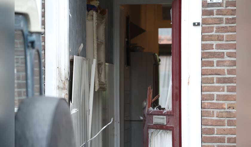 <p>Ontploffing bij woning Verlengde Tuinstraat, geen gewonden. (Foto: Gabor Heeres, Foto Mallo)</p>