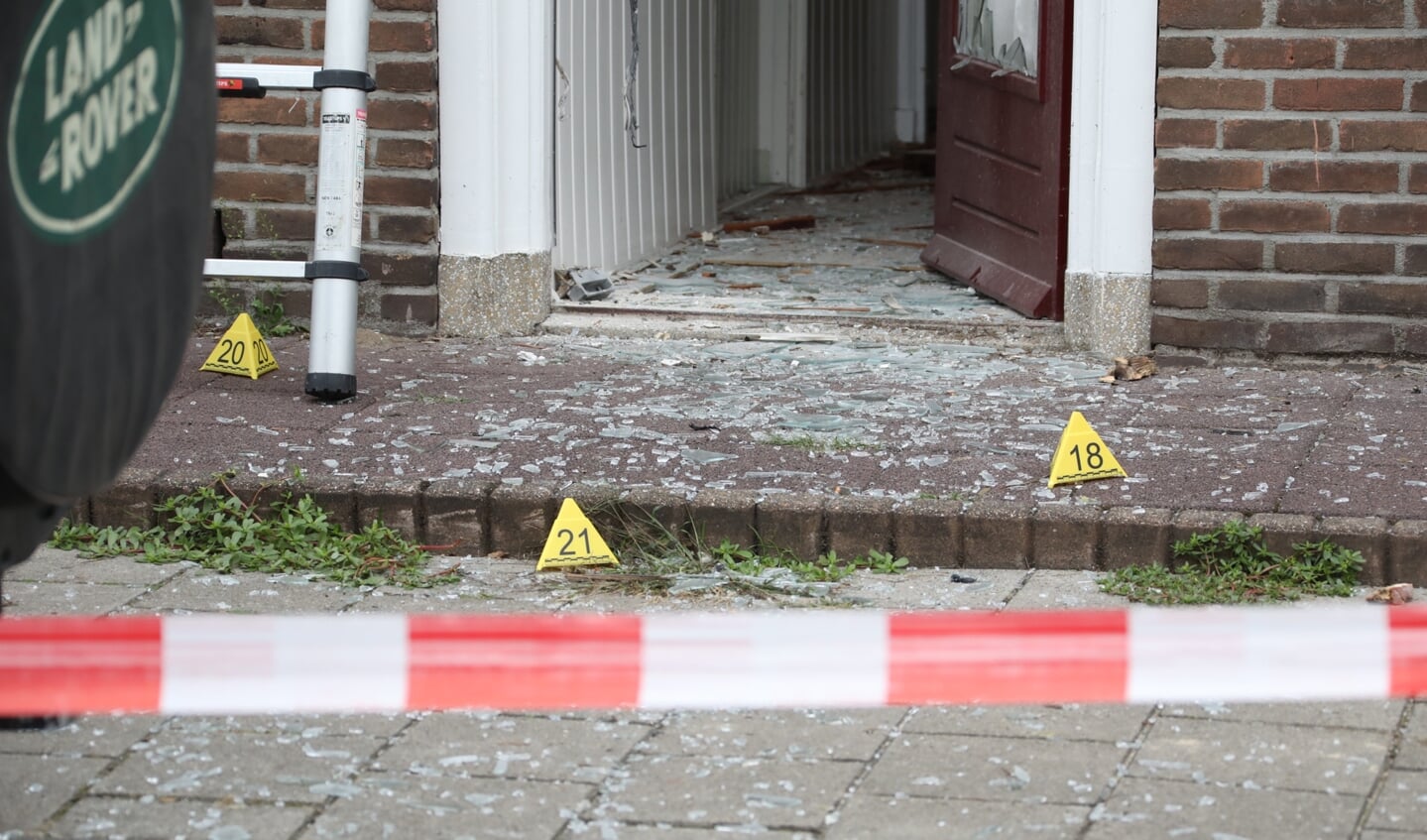 Ontploffing bij woning Verlengde Tuinstraat, geen gewonden. (Foto: Gabor Heeres, Foto Mallo)