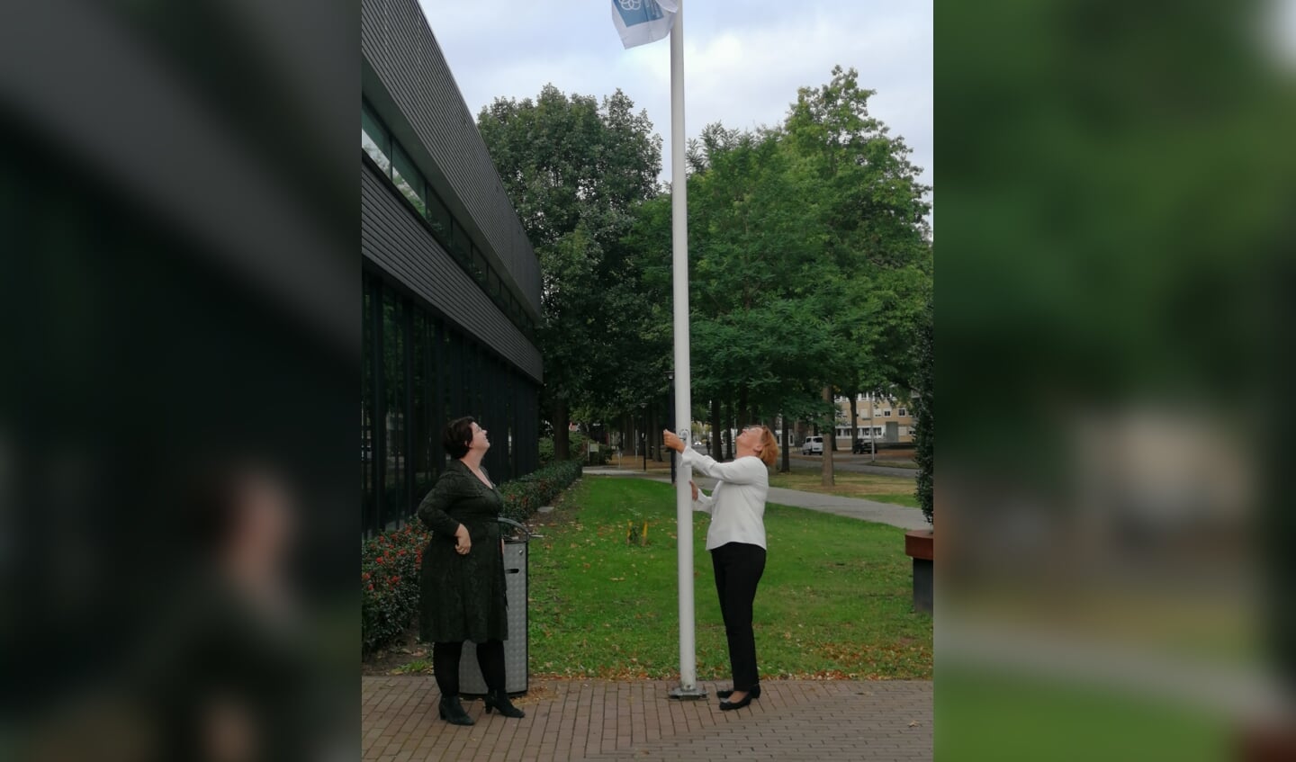 Het hijsen van de Global Goals vlag bij het Osse gemeentehuis.