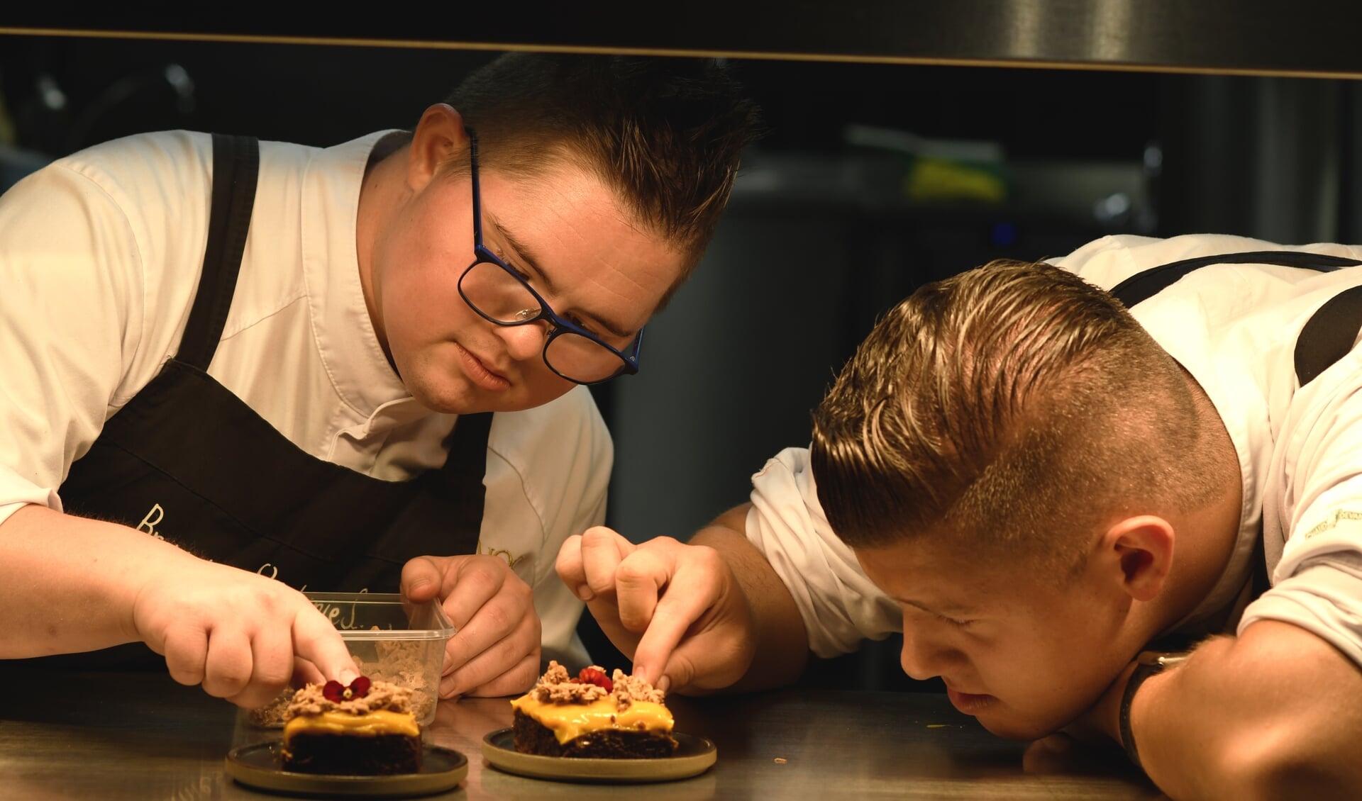 Hard aan het werk aan de sterrenbrownie.